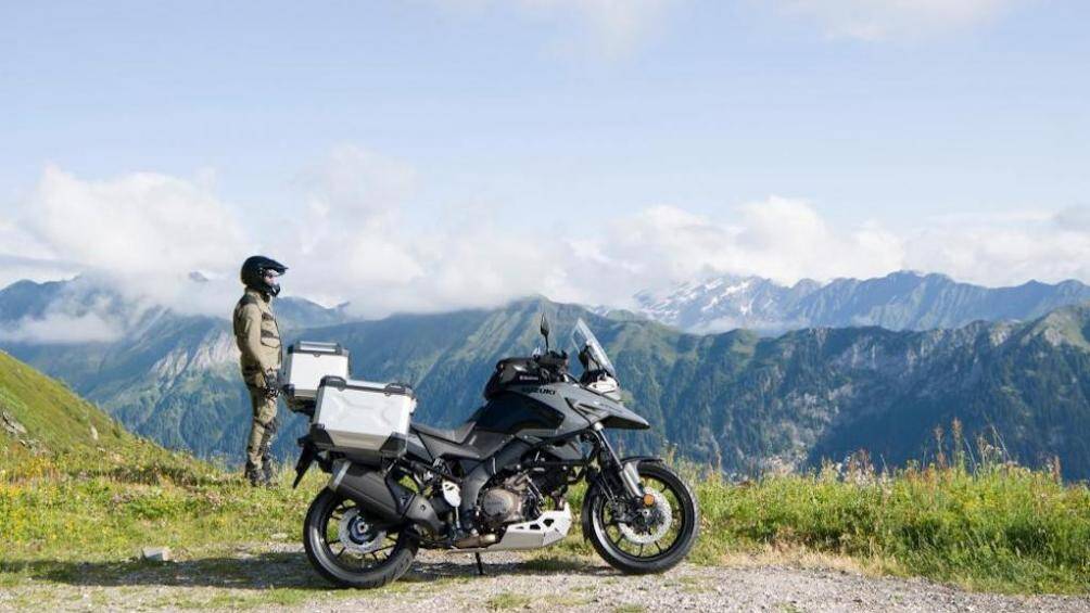 Ra mắt lần đầu tại EICMA 2019, V-Strom 1050 2020 vẫn dựa trên cơ sở khung và máy của đời xe cũ nhưng được thiết kế lại và bổ sung thêm công nghệ