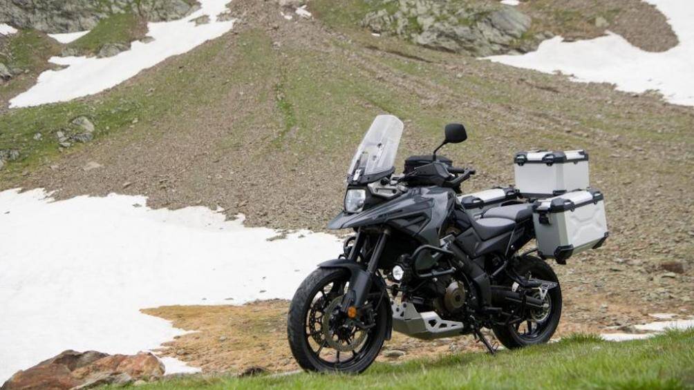 Không chỉ lấy cảm hứng từ chiếc "cào cào" dung tích lớn DR 800 Big, V-Strom 2020 còn chịu ảnh hưởng từ dòng Katana ở đèn pha vuông và phần đầu "mỏ vịt"