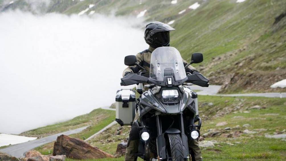 Chiếc xe cũng được cắt giảm thêm xi-nhan LED, cổng sạc USB bên cạnh bảng đồng hồ, kính chắn gió trước điều chỉnh 11 cấp, chân chống giữa