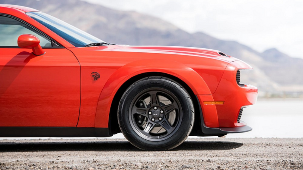 Dodge trang bị cho xe bộ mâm kích thước 18 inch với bề rộng bánh sau lên đến 315 mm