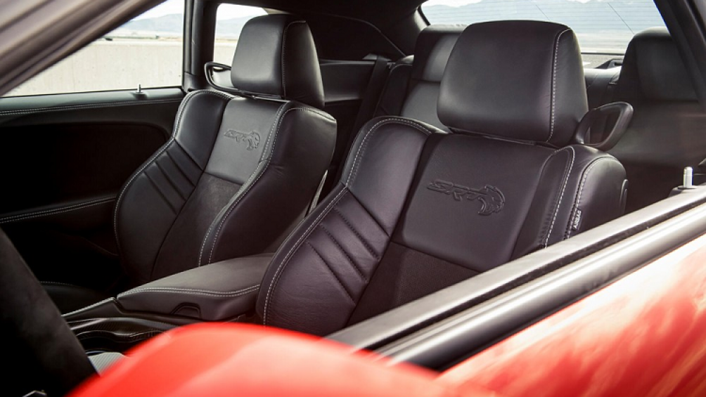 Nội thất sẽ được bọc da sang trọng với ba màu cơ bản là đen, đỏ và da bò