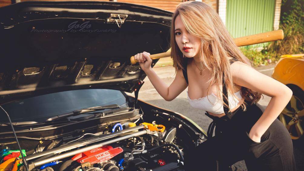 Người mẫu GoGo trông thật cá tính khi tạo dáng bên siêu xe Porsche với một chiếc gậy đánh bóng chày