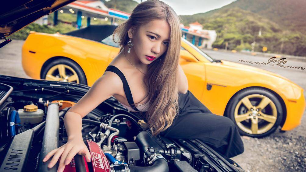 Tạo dáng bên động cơ chiếc Porsche