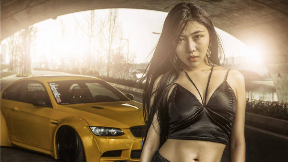 Người đẹp bốc lửa châu Á sánh đôi cùng anh chàng cơ bắp BMW E92 M3 Liberty Walk