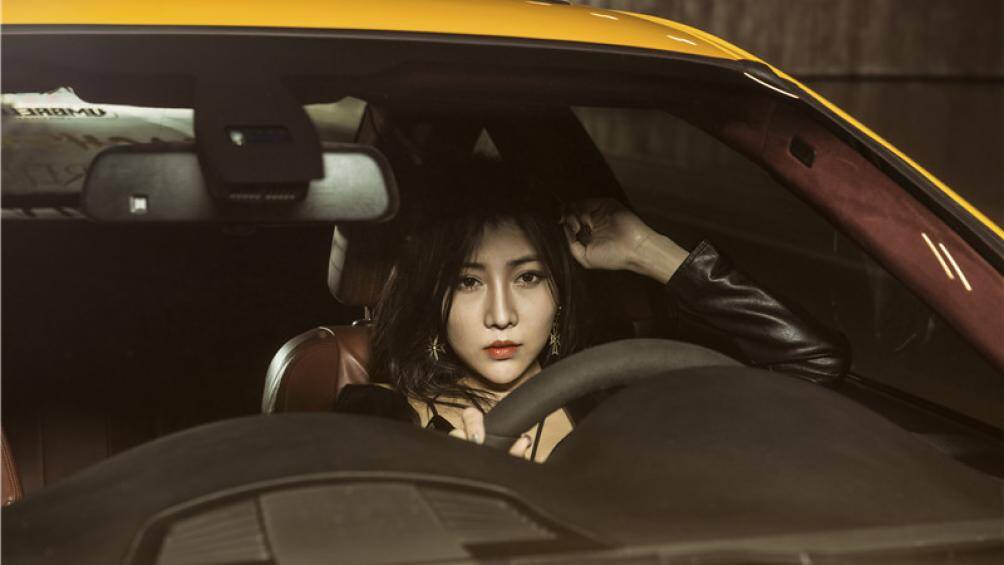 Cô nàng không ngần ngại khi chế ngự "chàng trai" mạnh mẽ này