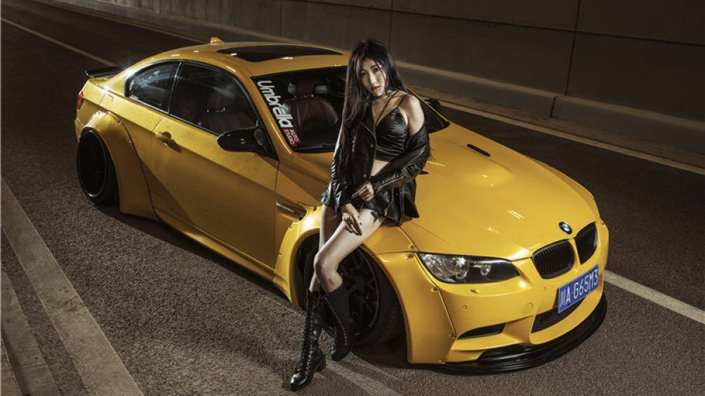 Khoe bờ vai gợi cảm bên chiếc xe có màu sắc nổi bật