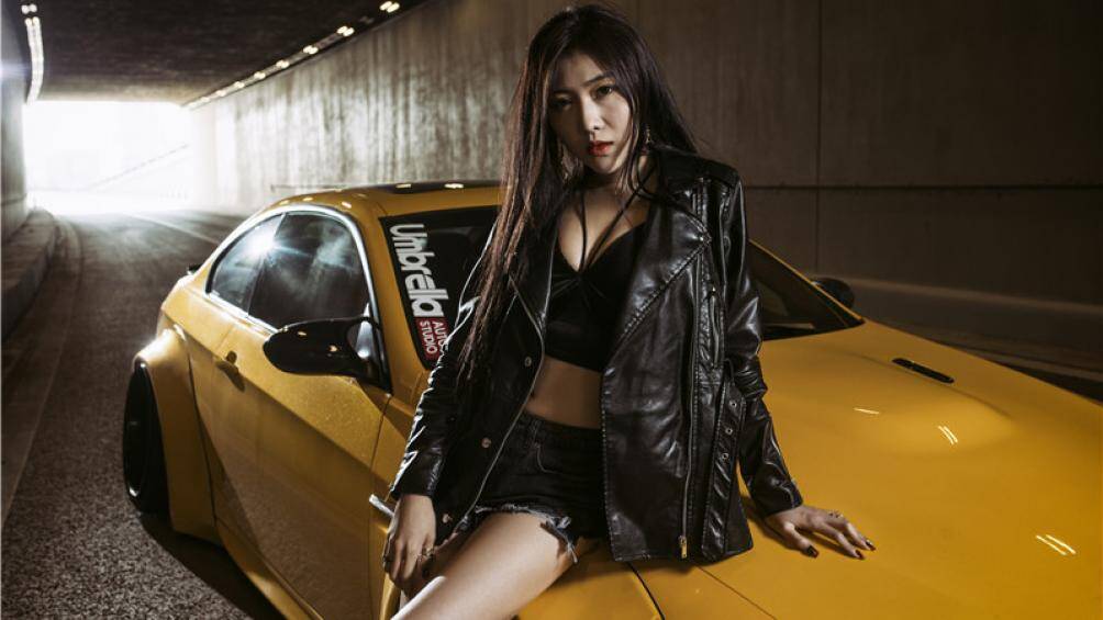 Ánh mắt cuốn hút cùng body gợi cảm