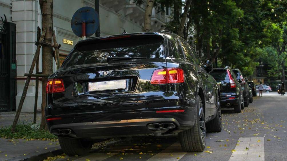 Bên trong, nội thất được phối màu hai tông sang trọng đỏ đen cùng với logo "Design Series" được thêu lên tựa đầu