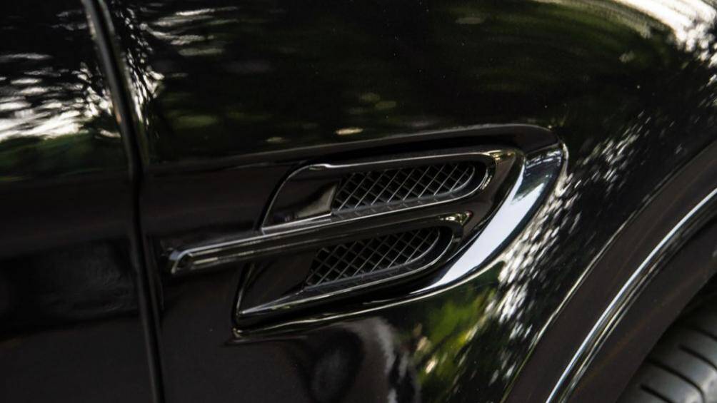 Xe cũng được ốp sợi carbon, một số chi tiết khác, bệ cửa có thể phát sáng cùng đồng hồ Breitling tại trung tâm bảng điều khiển