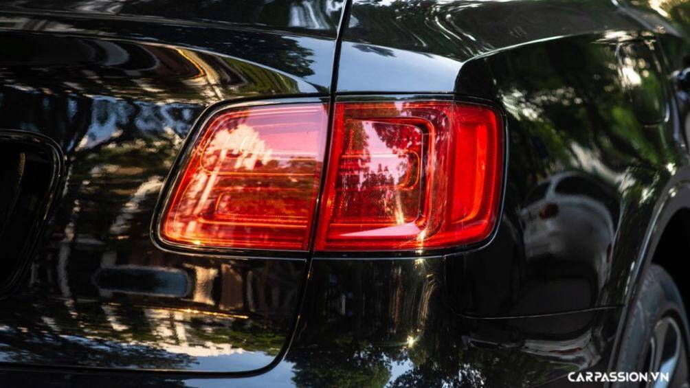 Bentley Bentayga V8 sử dụng hộp số tự động ZF 8 cấp, truyền sức mạnh đến cả bốn bánh xe