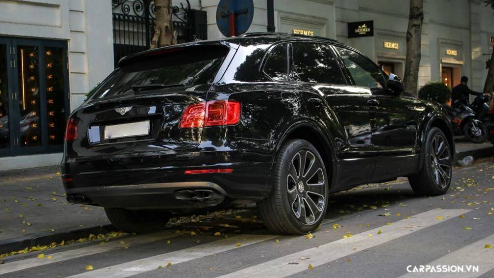 Xe còn được trang bị gói Blackline với những chi tiết mạ crom được thay bằng màu đen bóng như lưới tản nhiệt, viền cửa sổ, đường ốp đen chạy dọc thân xe