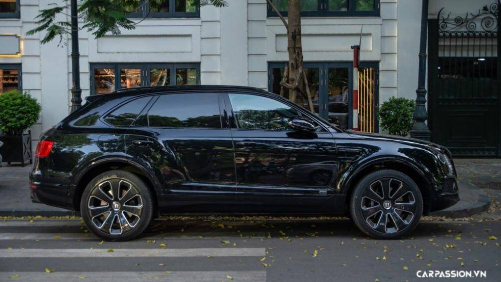 Ngoại thất Bentayga V8 có bốn tùy chọn màu sơn là đỏ (Dragon Red II), trắng (Arctica), xanh dương (Sequin) và đen (Black Crystal)