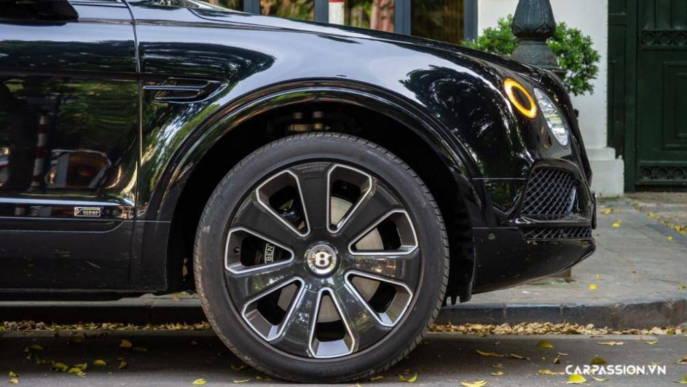 Bộ mâm 7 chấu to bản này được sơn màu xám đậm với phần viền bánh xe được đánh bóng sáng màu