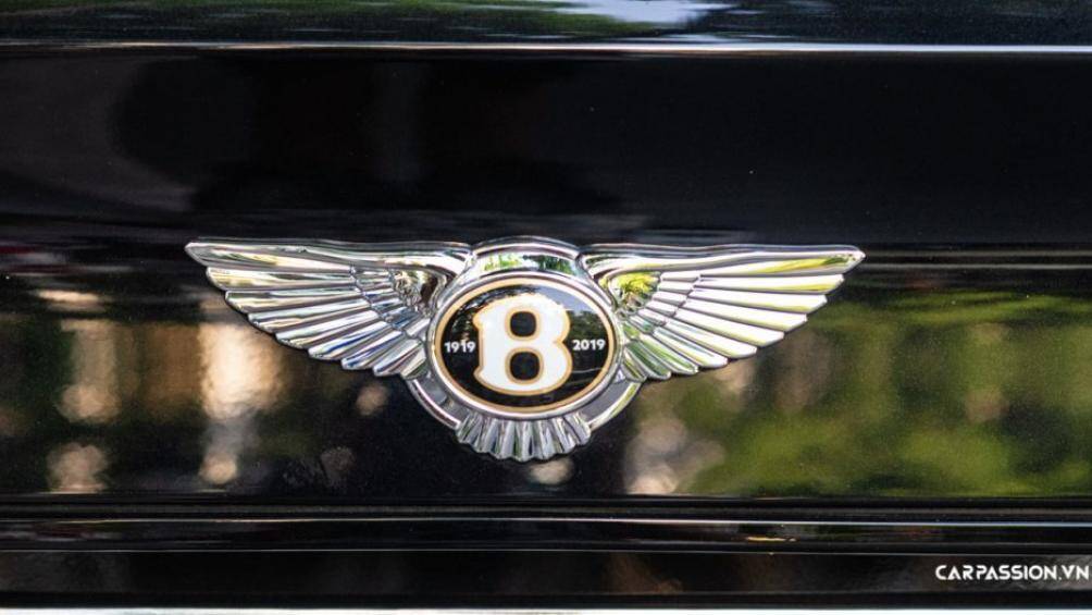 Chiếc xe này được sản xuất trong giai đoạn kỷ niệm 100 năm thành lập thương hiệu Bentley nên logo Bentley của xe được khắc thêm dòng số 1919-2019