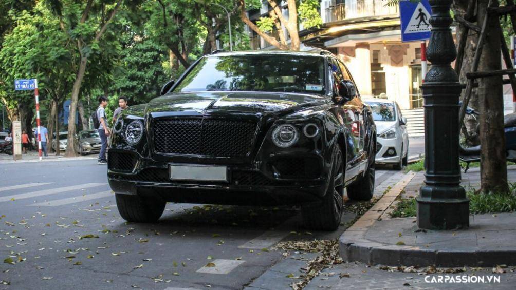 Gần đây, phiên bản Bentley Bentayga Design Series mới đã bất ngờ xuất hiện tại Việt Nam