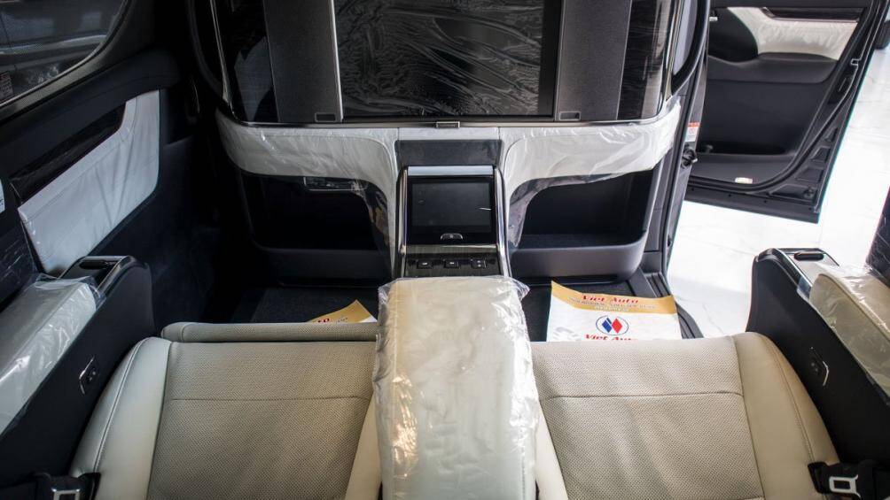 Những trang bị nổi bật trên mẫu xe sang này là điều hoà tự động 2 vùng độc lập, màn hình trung tâm 12 inch, hệ thống âm thanh Mark Levinson,...