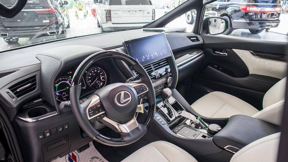 Xe đang được một đại lý tư nhân trên địa bàn Hà Nội chào bán với giá 11,2 tỷ đồng