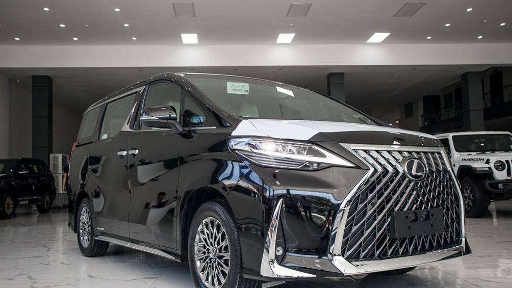 Lexus LM 2020 được ra mắt lần đầu tại triển lãm ô tô Thượng Hải 2019 vào tháng 4 năm ngoái, xe được phát triển trên nền tảng của Toyota Alphard