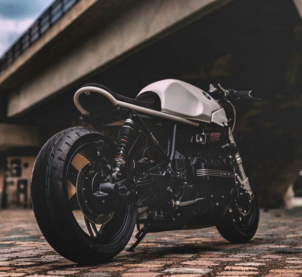 Vì kiểu dáng tourer thể thao ban đầu của xe ở phần đuôi có đôi chút không phù hợp nên đội ngũ của Motocrew đã điều chỉnh lại thiết kế trên chiếc K100RS