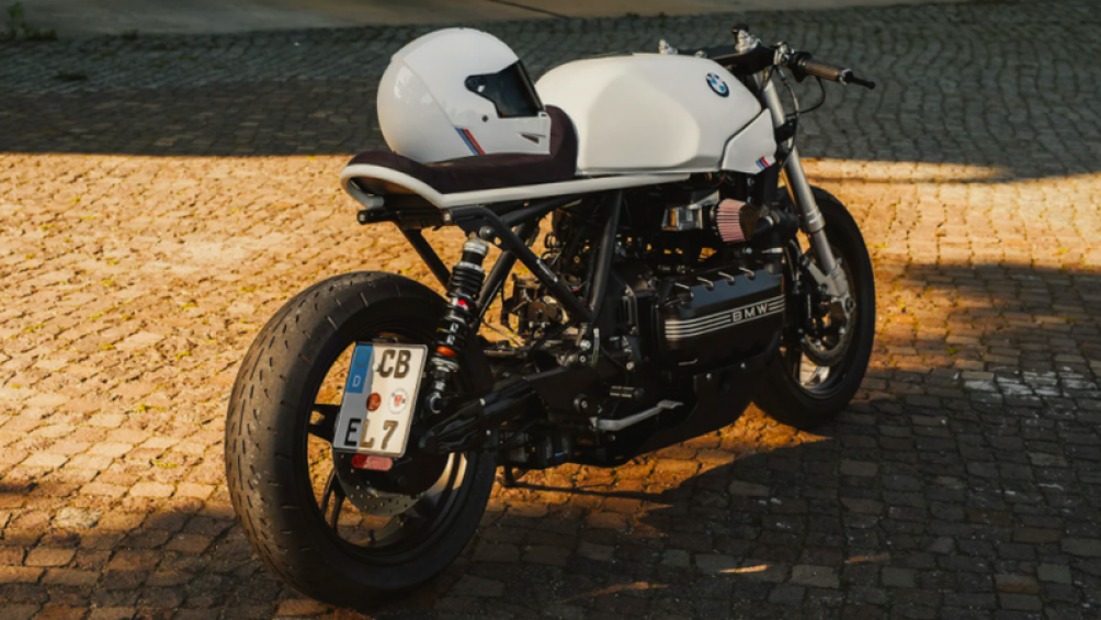 Do đó phần khung phụ phía sau đã bị thay thế bởi phần đuôi theo kiểu dáng cafe racer, với những đường khung sơn trắng nối vào bên dưới bình xăng