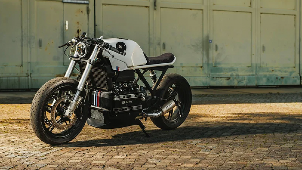 Áp dụng phong cách thiết kế cafe racer, đèn pha LED được làm tròn phù hợp với chủ đề retron tổng thể