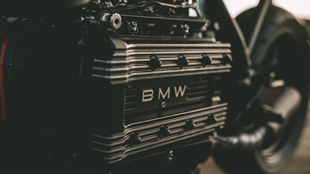 Động cơ cũng như các thành phần khác nằm bên dưới bình xăng không được lớp sơn đen satin và người hâm mộ gọi bởi cái tên thân mật “Flying Brick”