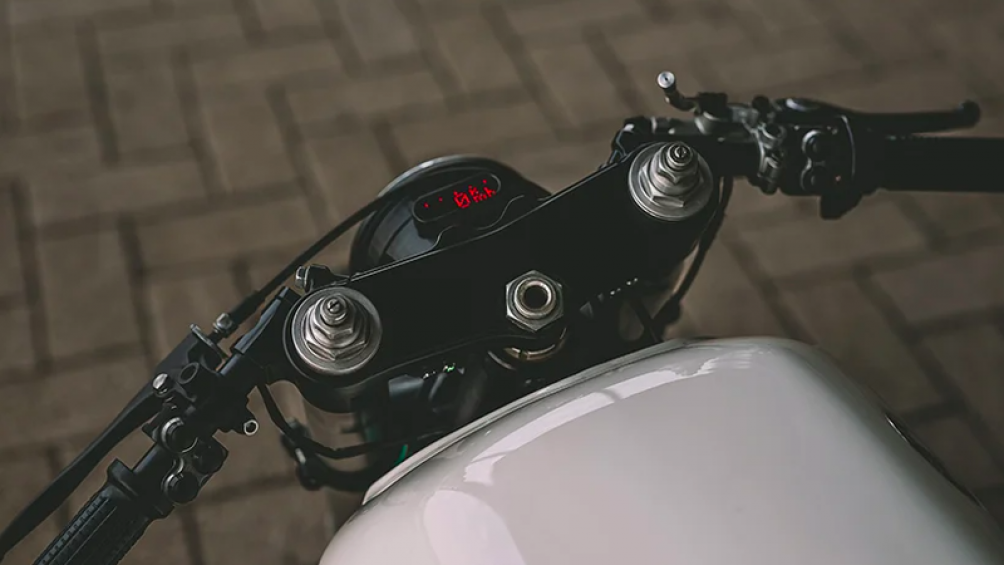 Đèn xi nhan được Motocrew đưa lên ghi đông gần phía gương chiếu hậu trong khi đó đèn xi nhan sau được đặt bên trong đường ray khung