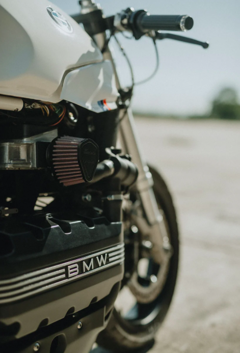 MotoGadget trang bị speedometer tối giản và bộ điều khiển hỗ trợ Bluetooth cho phép khởi động chiếc Motocrew K100RS mà không cần dùng chìa khóa