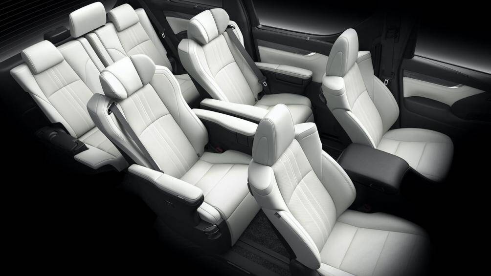 Lexus LM 300h sử dụng động cơ xăng 2.5L hút khí tự nhiên cho công suất tối đa 154 mã lực, kết hợp với hai động cơ điện, cho tổng công suất tối đa 197 mã lực