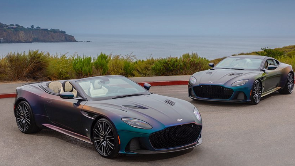 Bộ đôi này vừa được ra mắt bởi đại lý Aston Martin tại Mỹ (387.968 USD cho chiếc Coupe và 404.436 USD cho chiếc Volante mui trần)