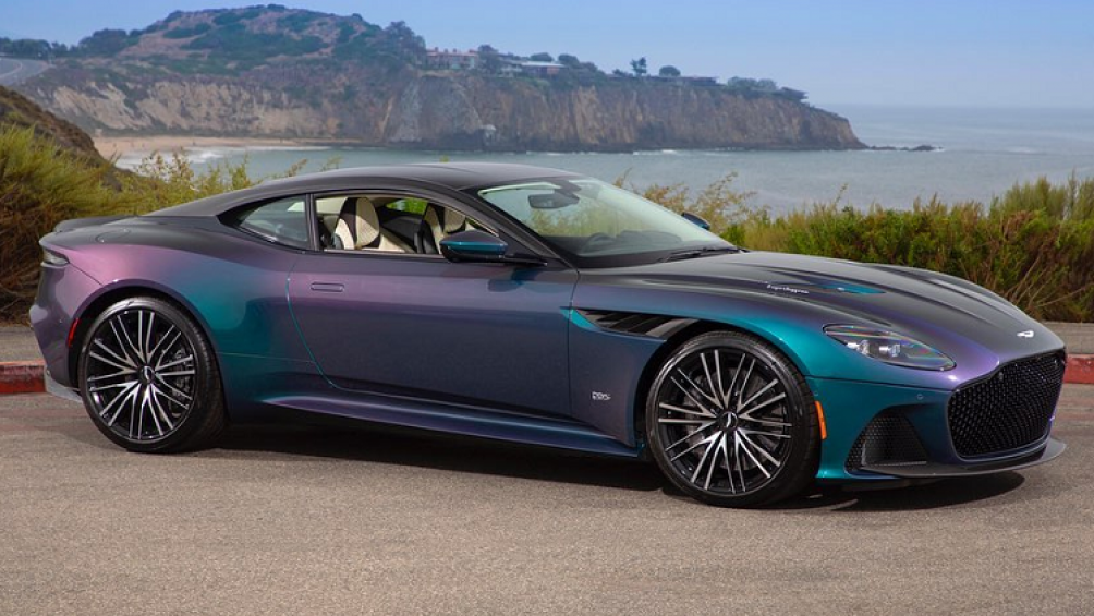 Bộ đôi siêu xe Aston Martin DBS Superleggera màu sơn đặc biệt này có tên gọi Q Spectral Blue với khả năng đổi màu theo góc nhìn
