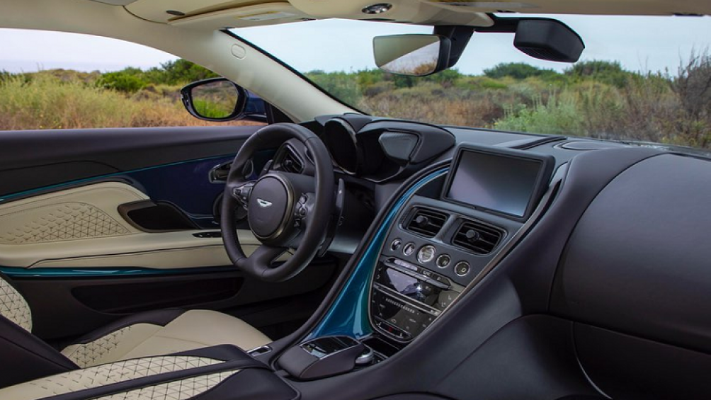 Nội thất của xe vẫn giữa nguyên những đường nét của DB11 nhưng được nâng cấp để mang đến sự thể thao và mạnh mẽ hơn