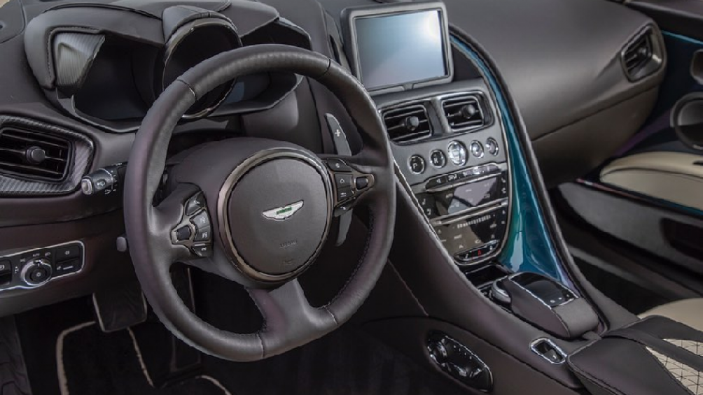 Trái tim của DBS Superleggera là khối động cơ 5.2 lít turbo tăng áp kép V12 cho ra công suất 715 mã lực và mô-men xoắn cực đại 900 Nm