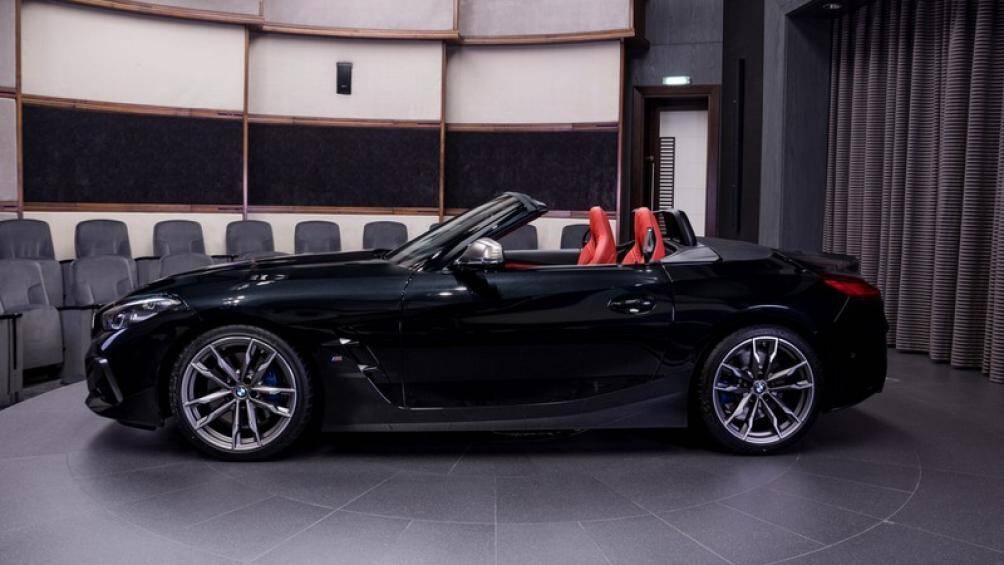 Xe sở hữu Lớp sơn Sapphire Black Metallic và được trang bị bộ mâm M hai chấu kép màu xám cerium 19 inch có giá hơn 600 USD