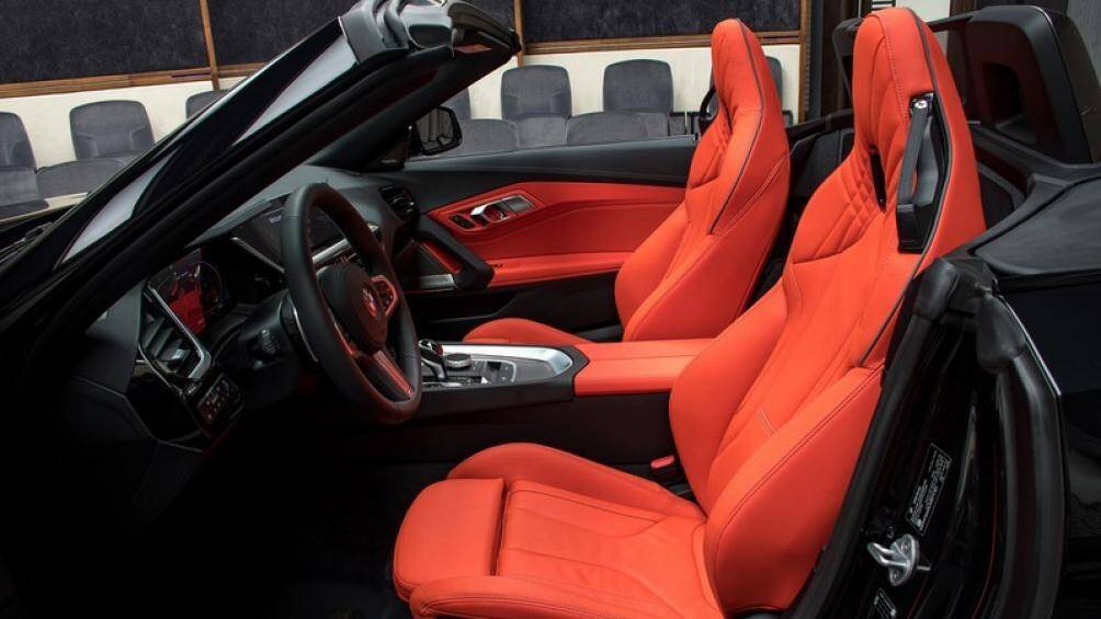 Bên trong cabin, khách hàng sẽ ấn tượng với ghế bọc da Magma Red với chỉ khâu đen tương phản (1.700 USD – tương đương 39,4 triệu đồng)