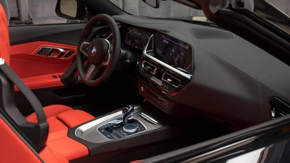 Chiếc xe này cũng sử dụng gói Premium, được bổ sung thêm sạc không dây, điểm phát WiFi, khởi động từ xa và màn hình head-up