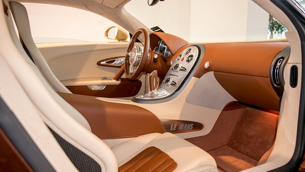 Khoang nội thất của chiếc xe được phối dưới dạng hai tông màu này với chất liệu da màu nâu cùng màu kem sáng