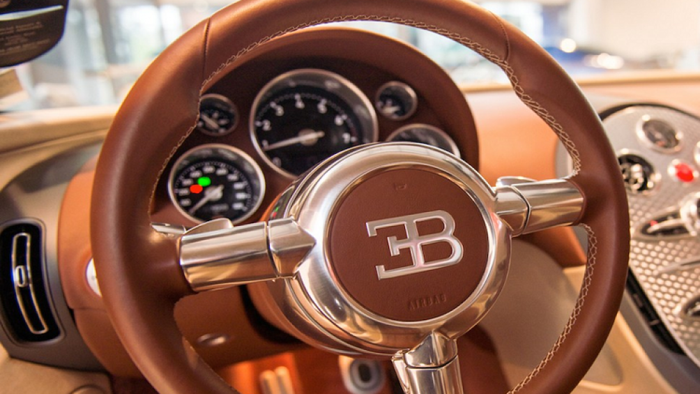 Trong khoang nội thất, một số nơi như tựa ghế hay phần hông bảng điều khiển trung tâm đều được khắc dòng chữ “Le Mans” biểu trưng cho tên của phiên bản này