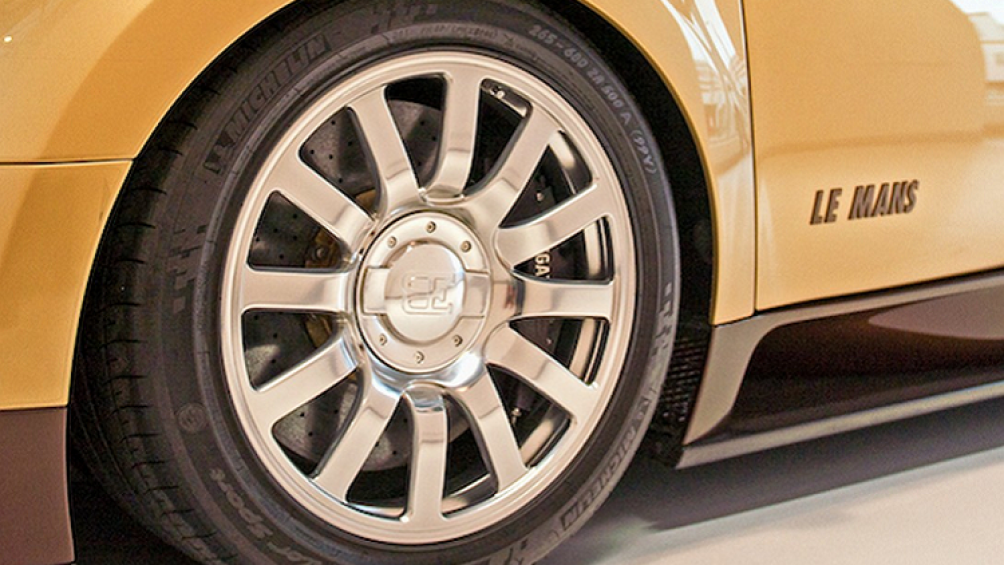 Hai bên cửa được đính logo chữ “Le Mans” nổi màu đen biểu trưng cho tên gọi của phiên bản này