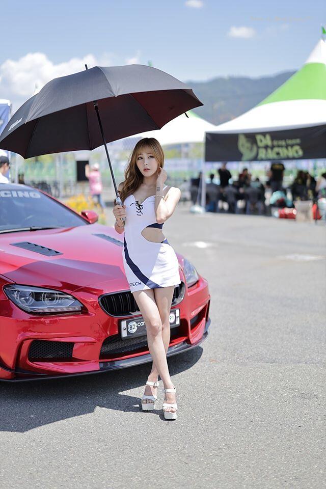 Người đẹp khoe dáng trước lưới tản nhiệt của Alfa Romeo GT