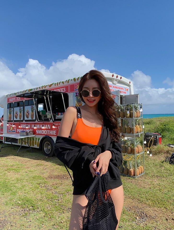 Người mẫu Kwon Byul tạo dáng bên xe bán trái cây mát lạnh, đánh tan tiết trời oi bức của mùa hè