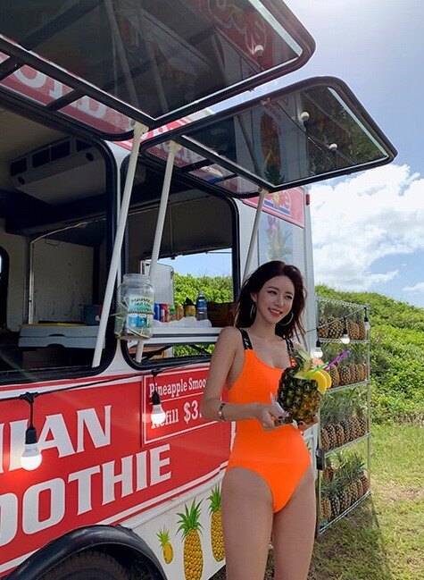 Những trái dứa thơm mát bổ sung vitamin và nước cho cô nàng giữa trời nắng nóng