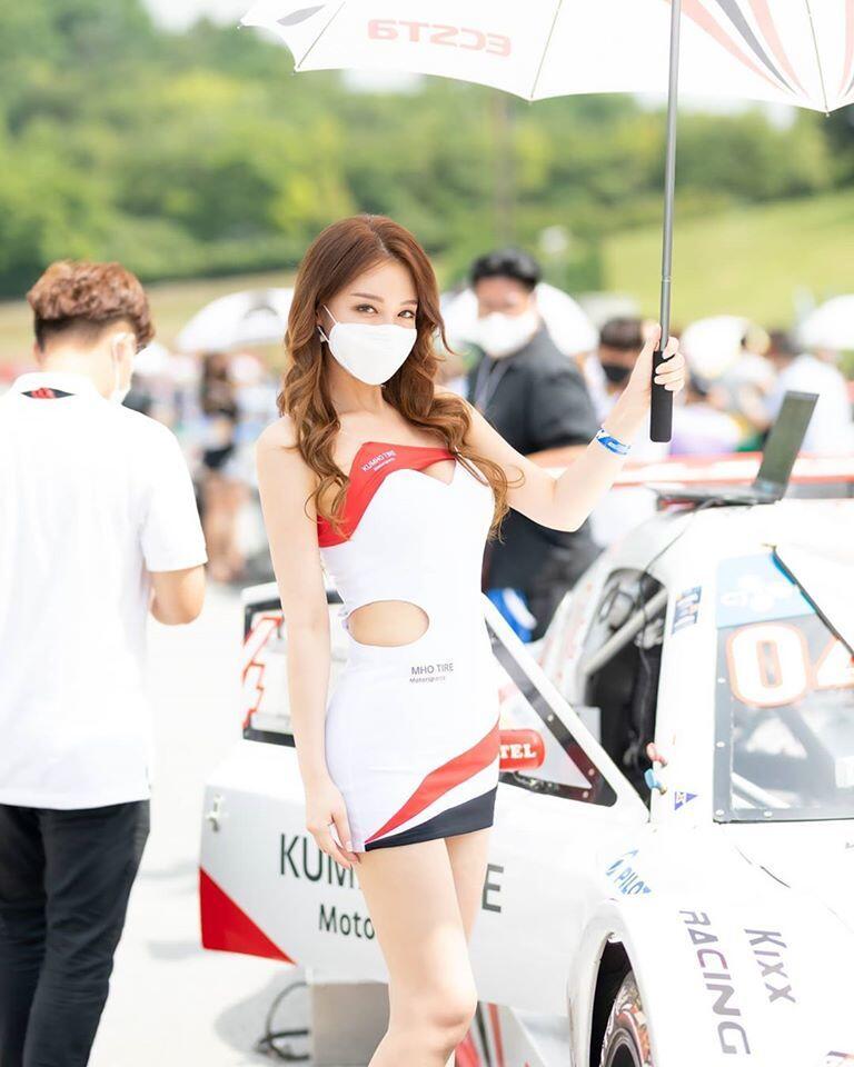 Những cô gái chân dài Hàn Quốc tạo dáng bên những chiếc xe đua tại giải Super Race 3 Ball Gas Motor Sports 2020 vừa diễn ra tại Hàn Quốc