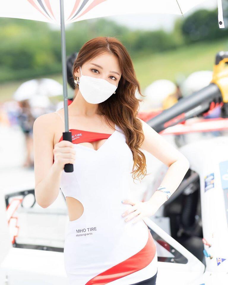 Nhưng không vì thế mà làm mất đi nét đẹp trên gương mặt của những cô nàng người mẫu này