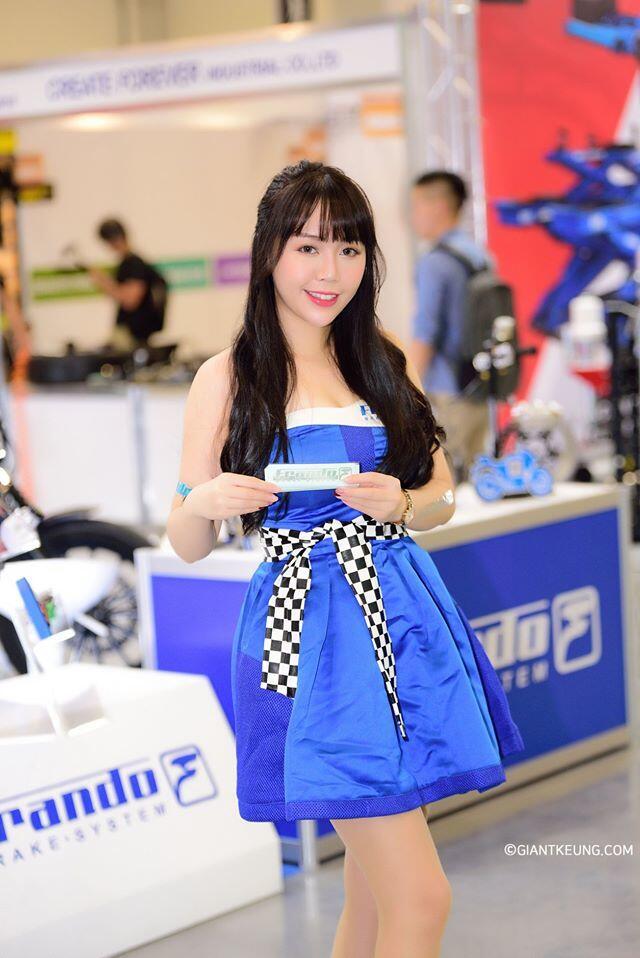 Trông cô nàng này thật nhí nhảnh và đáng yêu