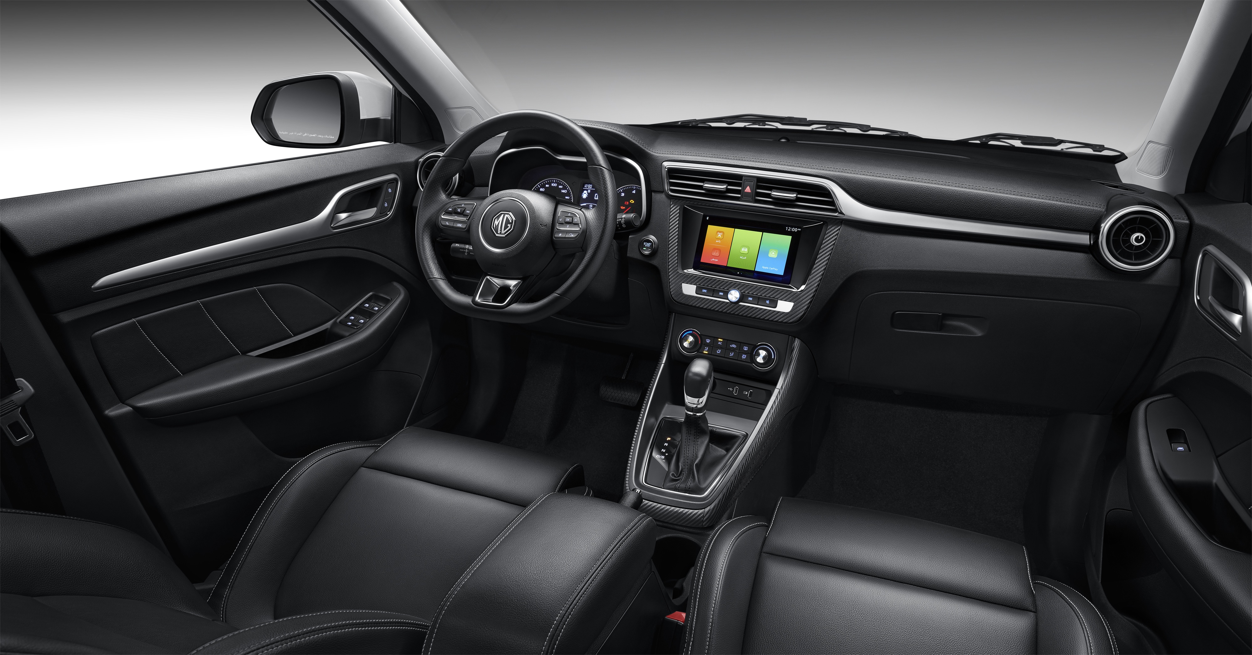 Về nội thất, MG ZS sử dụng màn hình giải trí mang phong cách cổ điển nhưng vẫn đảm bảo những kết nối tiêu chuẩn hiện nay như Apple CarPlay và Android Auto