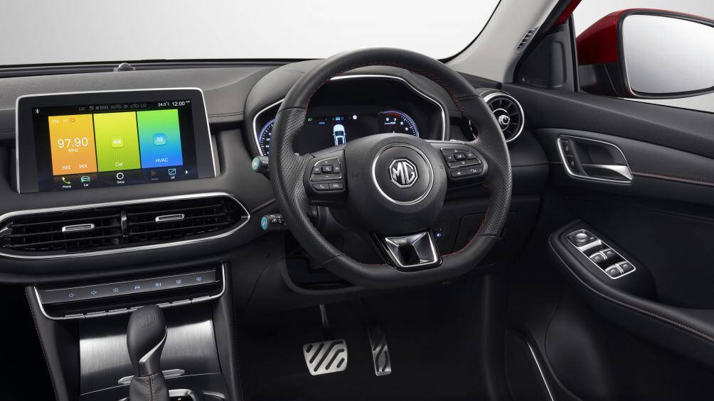 Bảng táp-lô mang đậm chất Châu Âu với màn hình giải trí đặt nổi với kích thước 10,1 inch hỗ trợ kết nối điện thoại thông minh qua Apple CarPlay và Android Auto. Vô lăng MG HS thiết kế theo dạng D-Cut thể thao tạo sự khác biệt với các đối thủ trong cùng phân khúc
