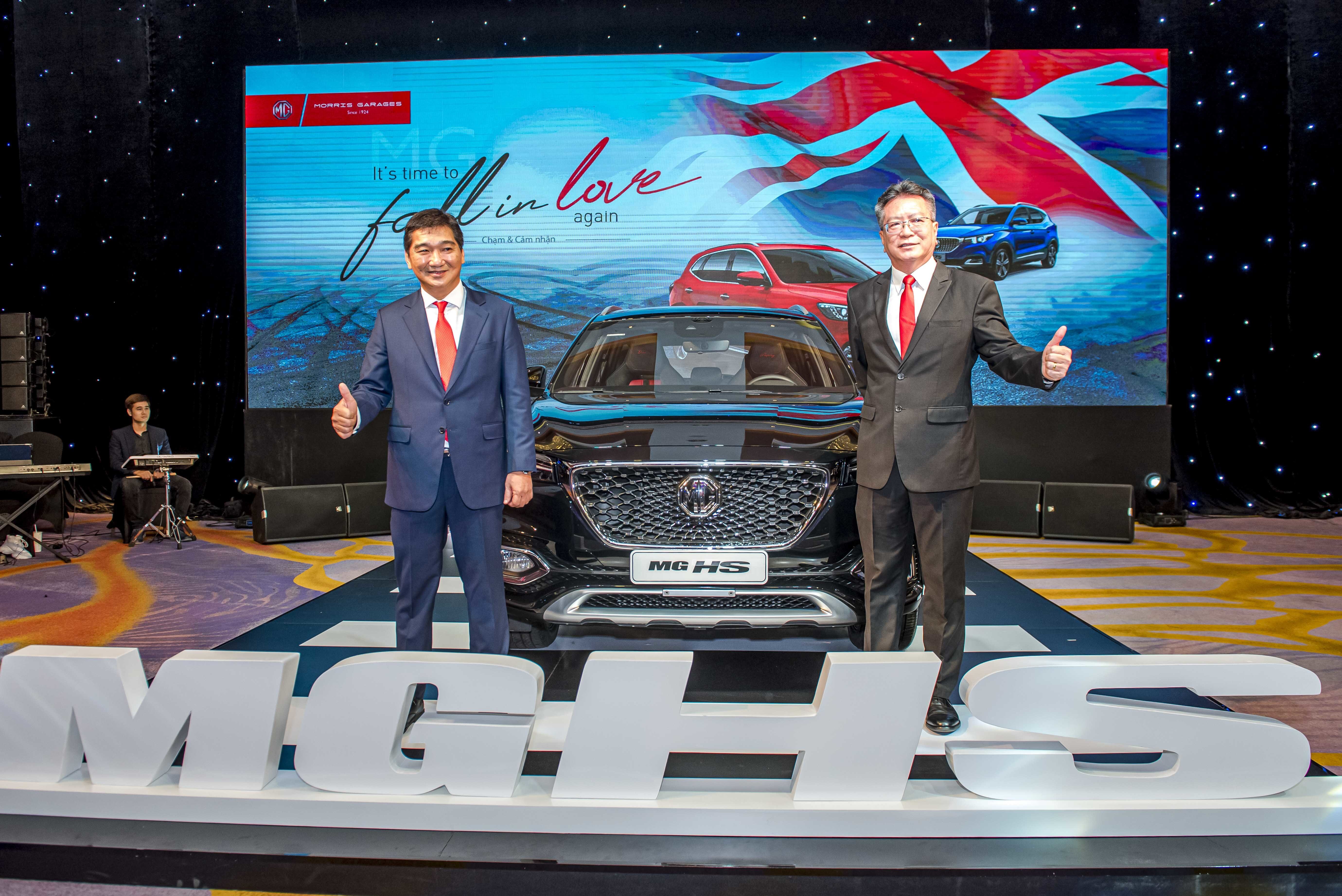 MG HS hiện có sẵn 2 phiên bản gồm: MG HS 1.5T 2WD Sport (giá 788 triệu đồng) và MG HS 2.0T AWD Trophy (giá 999 triệu đồng. Ngoài ra, HS còn 1 phiên bản MG HS 2.5T AWD Trophy dự kiến tháng 9 sẽ ra mắt