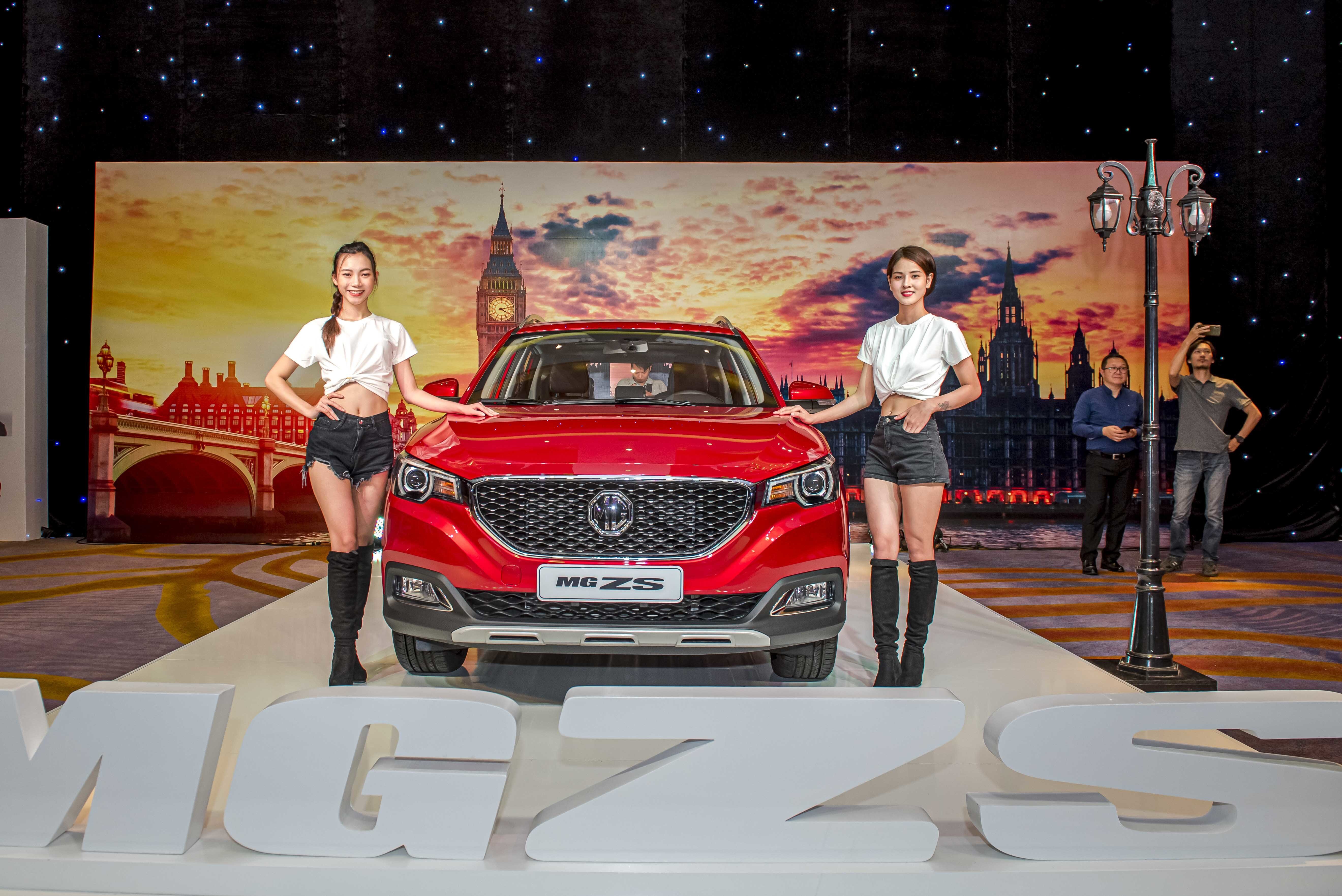 Tân binh SUV MG ZS vừa ra mắt tại Việt Nam có lưới tản nhiệt dạng kim cương mạ crom, cụm đèn pha trên xe Halogen Projector kèm đèn định vị ban ngày