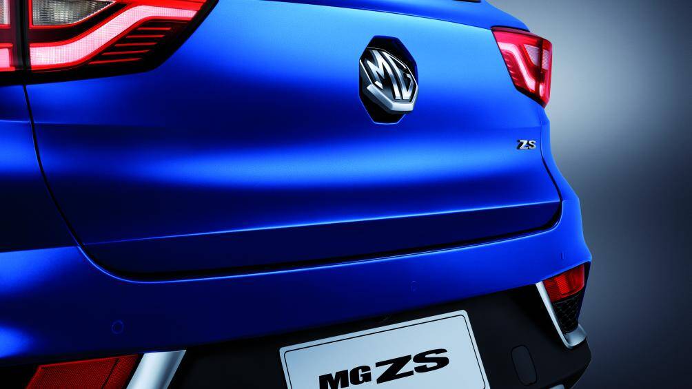 Trong khi đó, phần đuôi xe ZS bầu bĩnh nổi bật với cụm đèn hậu thiết kế hình móc câu, logo MG ở trung tâm cũng đồng thời là vị trí mở cốp